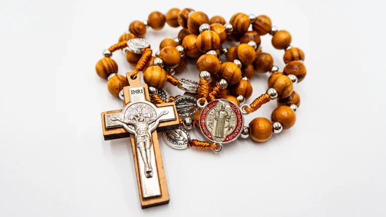 Różaniec św. Benedykta drewniany